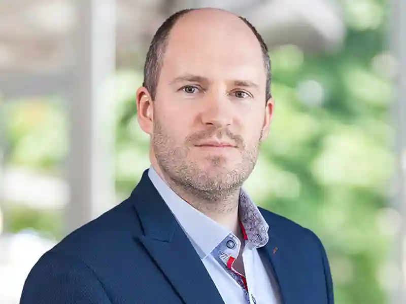 Matthew Shaw headshot